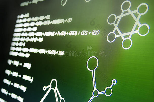 透视绿表背景照片上的化学方程式