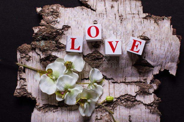 三维砖的组成与字母形成字爱情和兰花