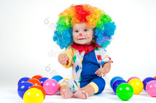 孩子小丑，红鼻子，五彩假发，带着球