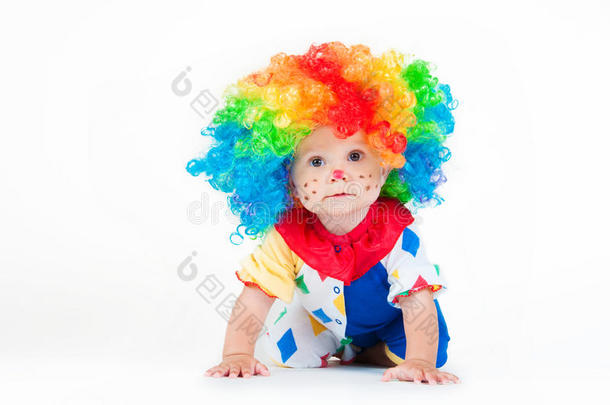 孩子小丑，红鼻子，五彩假发，带着球