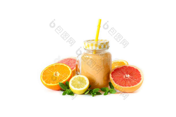 柑橘冰沙配橘子、葡萄柚、柠檬和薄荷。