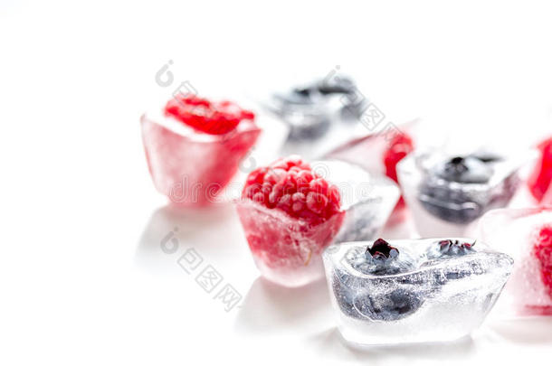 冷冻蓝莓和覆盆子在白色背景的冰糖