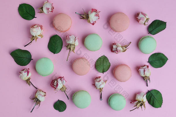 法国甜点马卡<strong>龙图案</strong>与干玫瑰花粉红色背景。 平躺