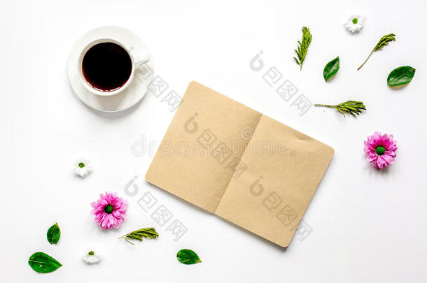 咖啡杯与花瓣和笔记本顶部视图模型