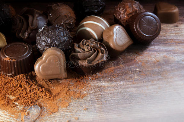 可可粉上的精致巧克力果脯作为爱情礼物，角落
