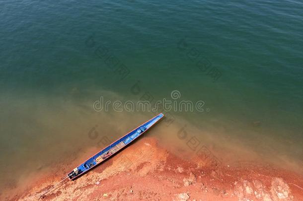 平静的海岸水坝地平线水力发电