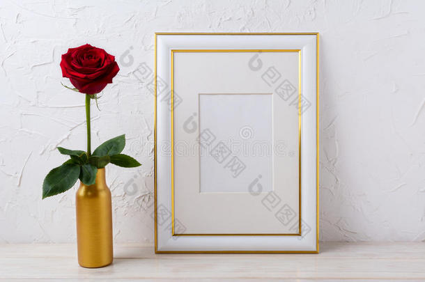 框架模型与勃艮第红玫瑰在金色花瓶