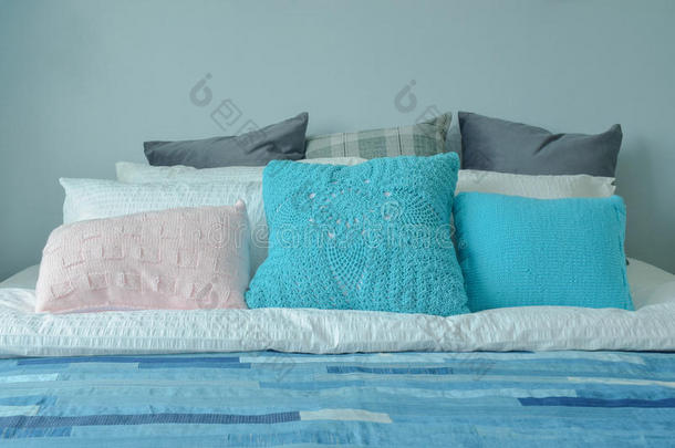 蓝色<strong>配色</strong>方案青少年卧室与彩色枕头
