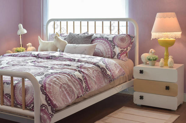 舒适的卧室，枕头和床头灯