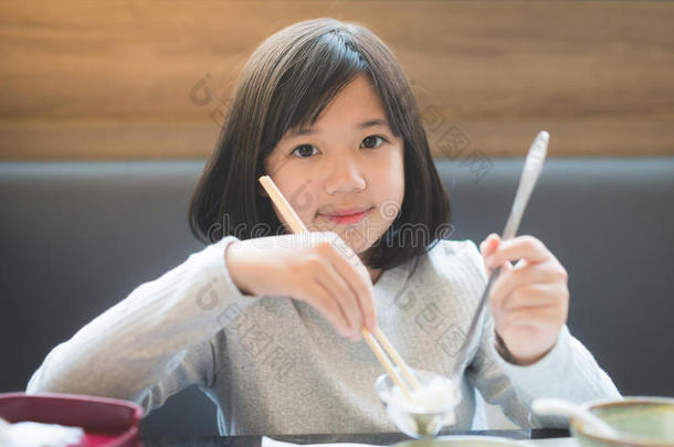 亚洲女孩吃素崎