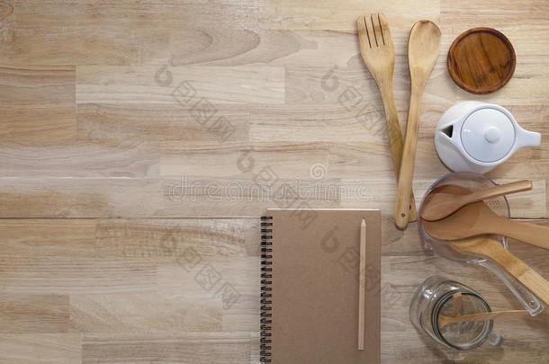空白笔记本与烹饪配件在木材上，概念烹饪我
