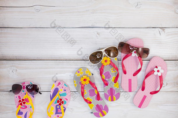 沙滩鞋，白木底太阳眼镜，夏季度假