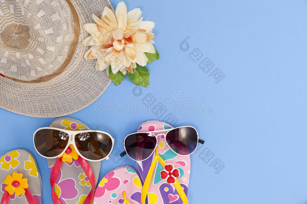蓝色背景带太阳镜的<strong>沙滩鞋</strong>，暑假公司