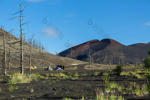 营地附近的直升机残骸被击落和掩埋在托尔巴希克<strong>火山爆发</strong>，堪察加