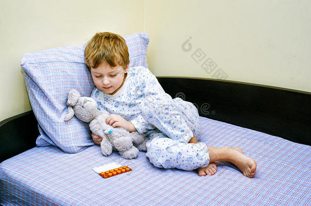 卧床的男孩患了病毒感染