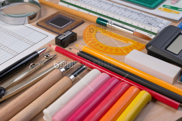 书法回到学校插图与一套文具电脑平板上的练图片-包图网企业站