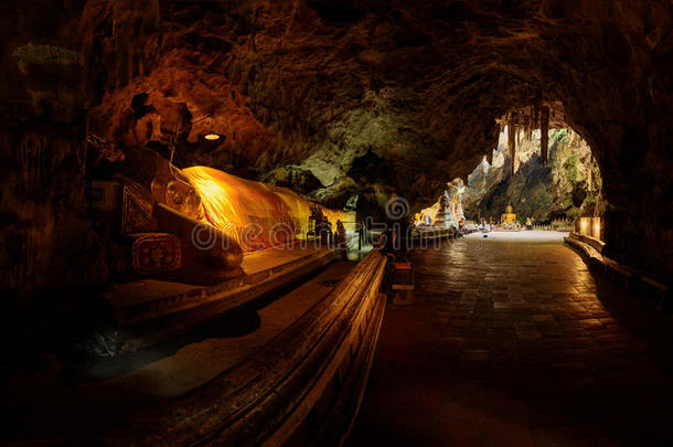 黑暗的洞穴，有大佛像，位于Phetchaburi，th
