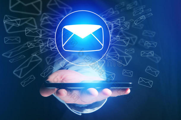 在智能手机界面上发送带有消息IC的电子邮件的概念