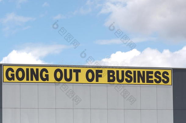 在一座白色的工业建筑上，用黑色的黄色字母写出了生意