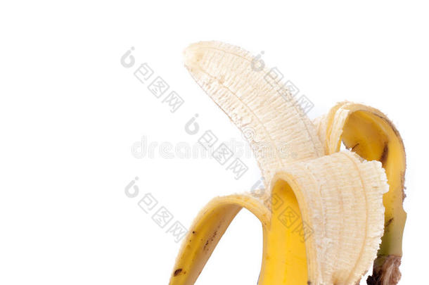 半去皮香蕉分离在白色裁剪路径上