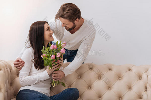 英俊的有爱心的男人送花束