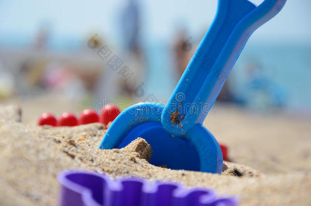 孩子们`准备在<strong>海边玩沙子</strong>游戏