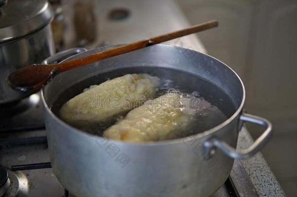饺子的烹饪阶段在沸水中设置在陈银铝锅上的<strong>煤气灶</strong>上