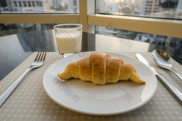 美味的早餐，新鲜牛角面包和牛奶