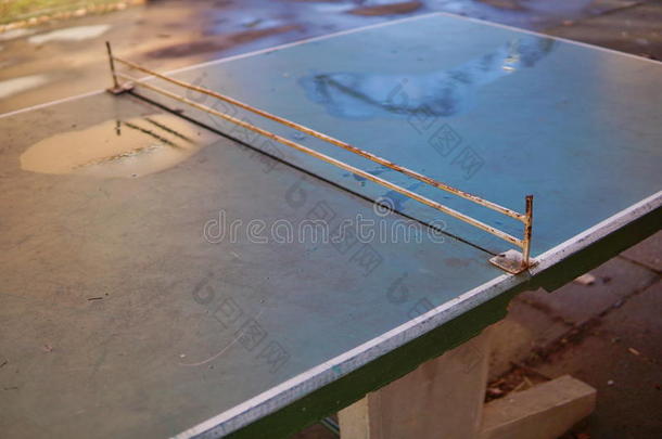 旧乒乓球乒乓球台放置在中老年住宅项目中的抽象细节
