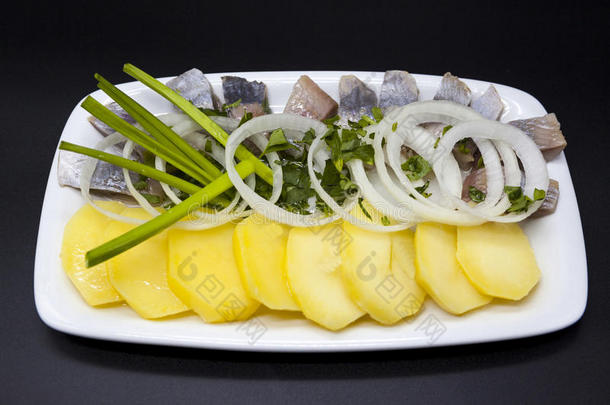 荷兰国家开胃菜，青<strong>鱼</strong>加<strong>洋葱</strong>。 美味的冰岛鲱<strong>鱼</strong>与煮土豆和<strong>洋葱</strong>在盘子里。