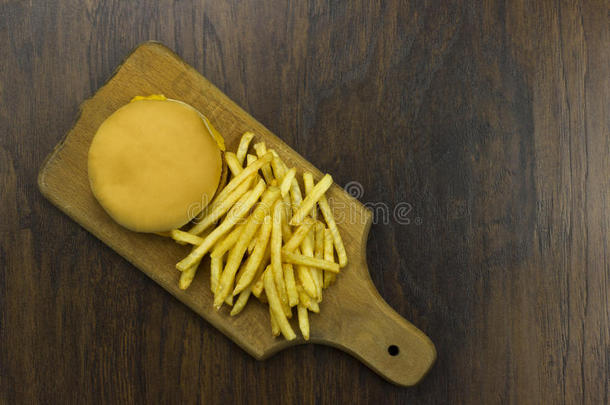 芝士汉堡薯条食品垃圾快餐奶酪坏食物不健康的木材背景