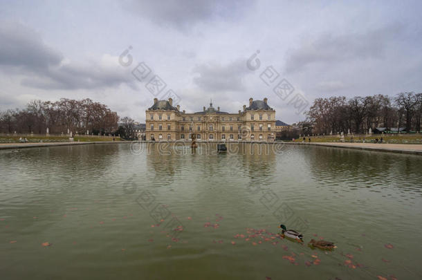 卢森堡花园中的宫殿，巴黎，法国。