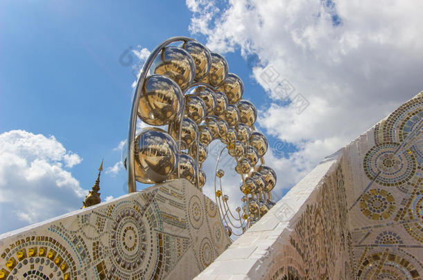 美丽的艺术和建筑在五座坐着的佛像的基础上，在瓦特法索恩卡瓦法塔特法卡尤