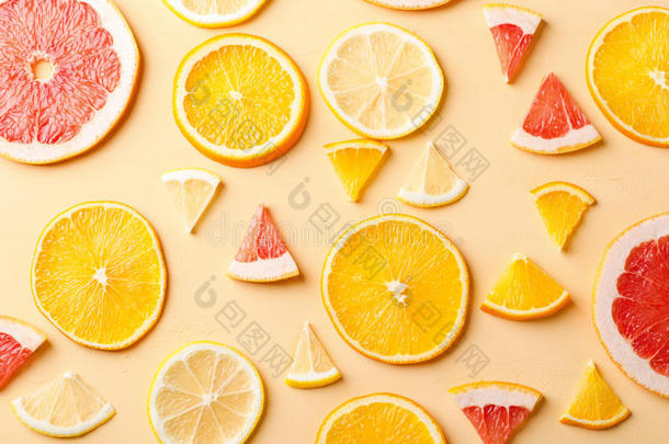 柑橘类水果片柠檬，橙色，葡萄柚黄色背景。