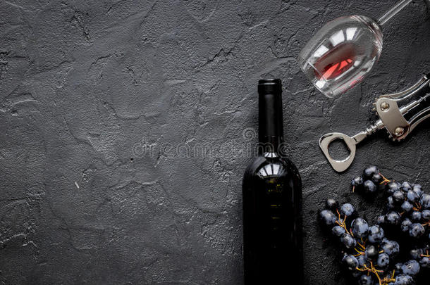 一杯<strong>红</strong>酒和瓶子在深色背景的顶部视图模型