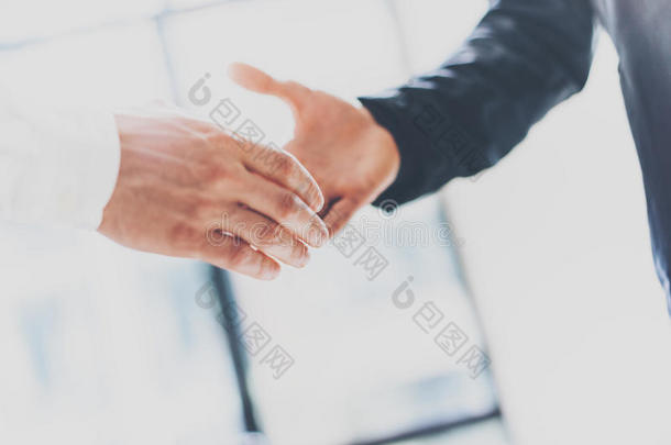 密切关注商业伙伴关系握手概念。照片两个商人握手过程。成功后的交易