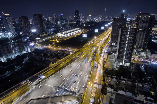 鸟瞰道路交通运输和城市在曼谷在n