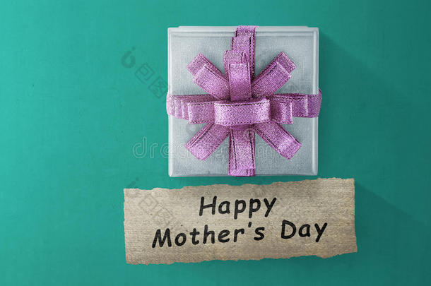 盒子礼物和快乐的母亲`母亲节的信息