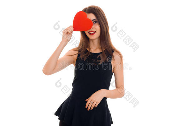 一个穿着黑色连衣裙的年轻女孩，手里拿着一张明信片，情人在眼睛附近