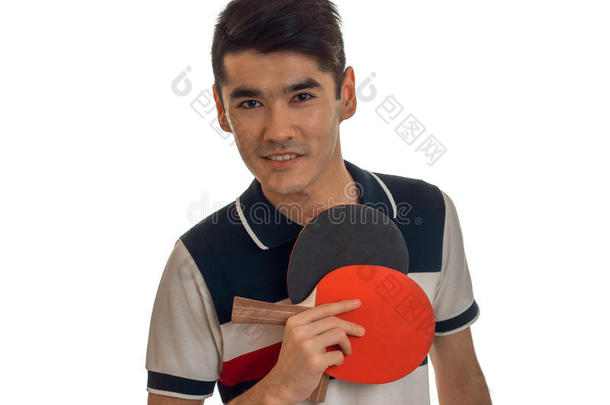 一个年轻人拿着乒乓球拍和白色背景上一个微笑的特写