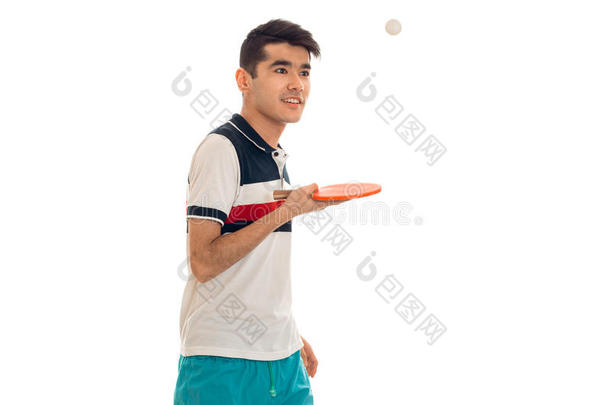一个穿着明亮T恤的年轻人站在一边，拿着一个白色背景上孤立的网球拍