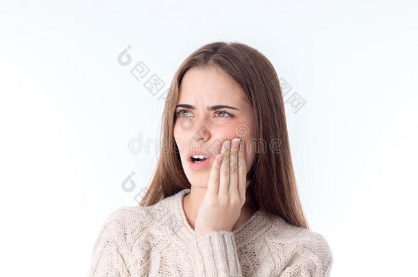 严重牙齿疼痛的女孩保持手在脸颊孤立的白色背景上