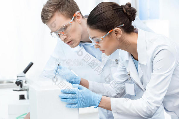 实验室防护眼镜和手套的化学家