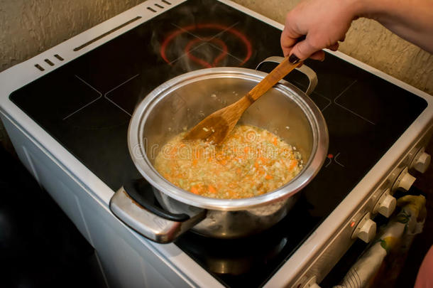 切碎的汤料：胡萝卜、洋葱和芹菜