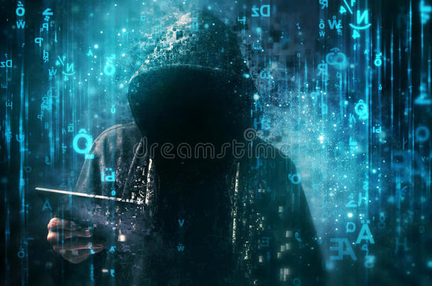 电脑黑客在网络空间里戴着帽衫，周围是矩阵代码