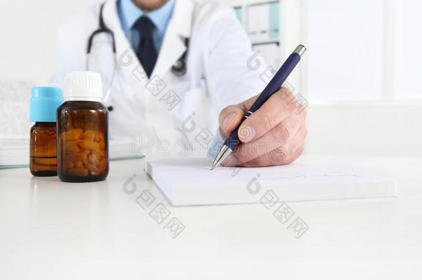 医生在医疗办公室用药物书写RX处方