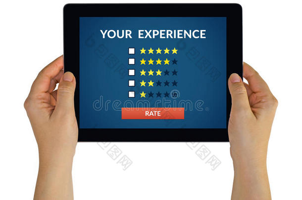 手拿平板电脑与客户审查概念在屏幕上