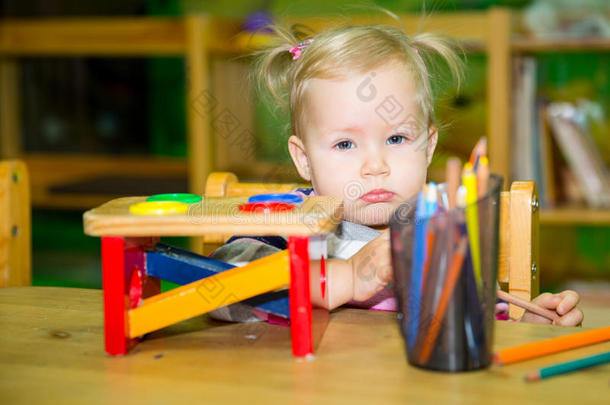 可爱的女孩在托儿所玩教育玩具。 蒙台梭利<strong>学前班</strong>幼儿园的孩子。