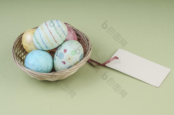 彩色复活节彩蛋放在一个有名字标签的篮子里