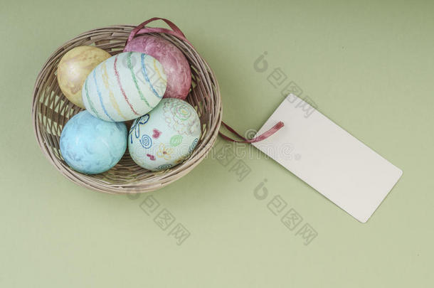 彩色复活节彩蛋放在一个有名字标签的篮子里